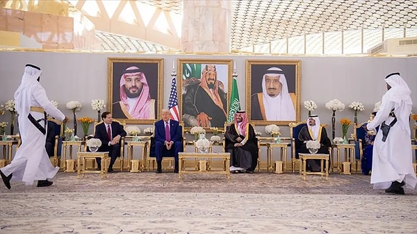 Financial Times’ın aktardığına göre Körfez ülkeleri, bölgedeki jeopolitik gerilimin artmasıyla birlikte dış yatırımlarını ve büyük ölçekli ekonomik taahhütlerini yeniden değerlendirmeye hazırlanıyor.