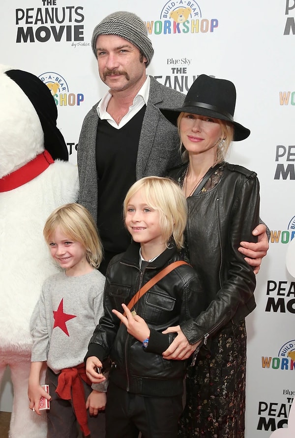 Yıllara meydan okuyan güzelliği ve zarif duruşuyla da sık sık gündeme gelen Naomi Watts, özel hayatıyla da merak edilen isimlerden biri.