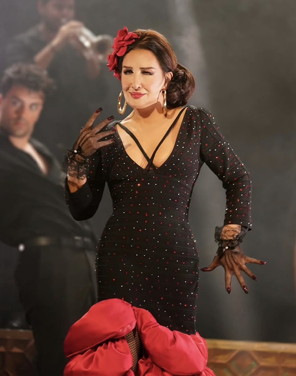 Güçlü sesi ve kendine has tarzıyla müzik dünyasının en ikonik isimlerinden biri olmayı başaran Nükhet Duru, Türk pop müziğinin unutulmaz sanatçıları arasında yer alıyor.