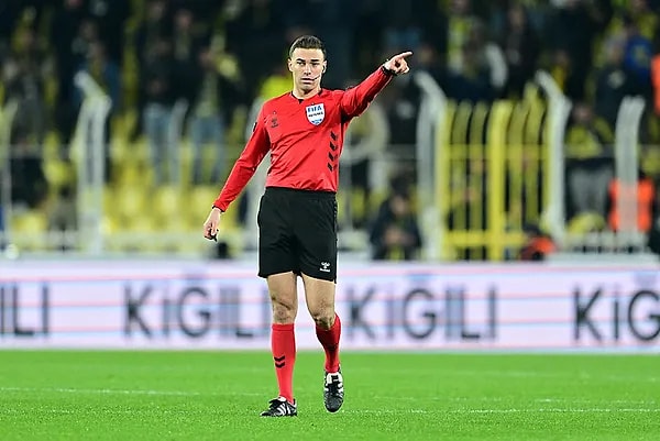 Fenerbahçe - Samsunspor maçının devre arasında hakem odasına giden sarı lacivertli kulüp yöneticisi hakemlere tepki gösterdi.