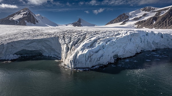Özellikle bu sene, diğer senelerden farklı olarak gözle görülür bir şekilde buzullarda azalma yaşandığı belirtildi.