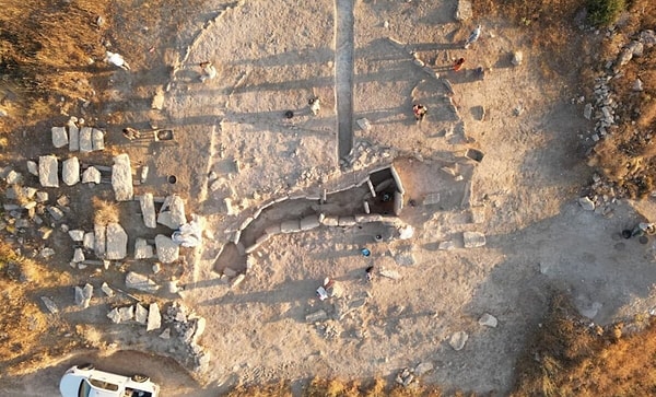 Deniz kabukları ve uzak bölgelerden gelen materyaller, antik ticaret ağlarının düşündüğümüzden daha geniş olduğunu gösteriyor.