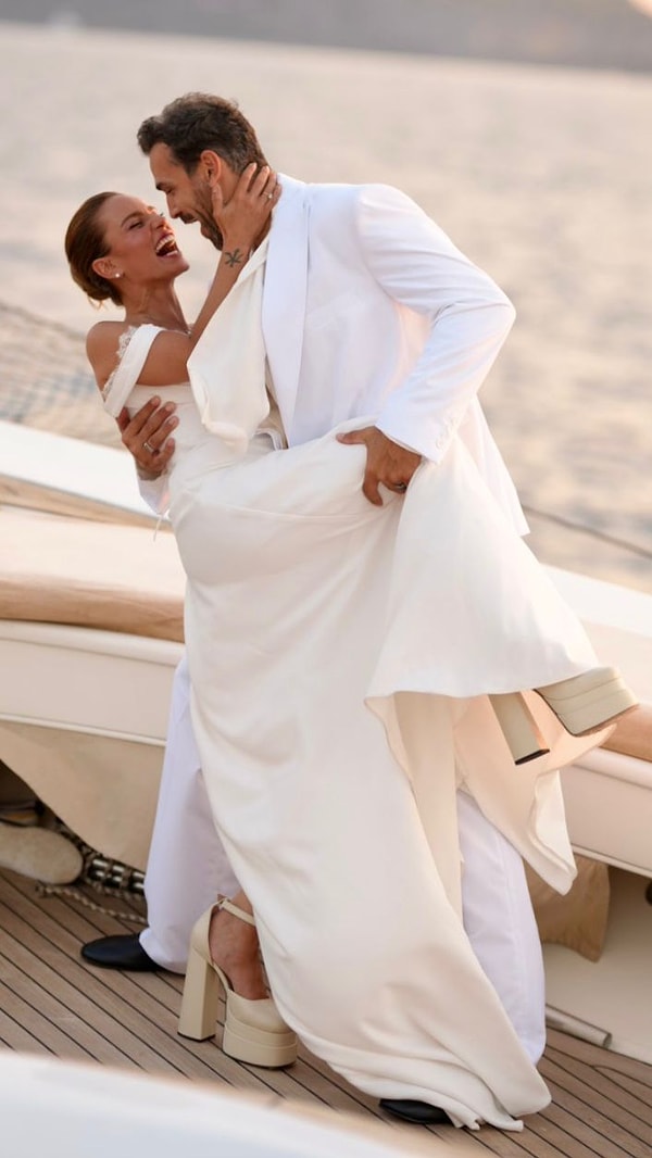 Güzelliği ve oyunculuğuyla yıllardır ekranların dikkat çeken isimlerinden biri olan Bestemsu Özdemir, son olarak Kanal D’de yayınlanan İnci Taneleri dizisinde canlandırdığı Semiramis karakteriyle izleyici karşısına çıkmıştı.