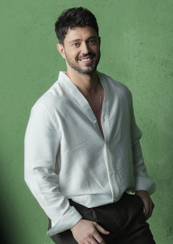 Türk pop müziğinin en sevilen isimlerinden biri olan Murat Boz, yıllardır hem şarkıları hem de televizyon projeleriyle adından söz ettiriyor.