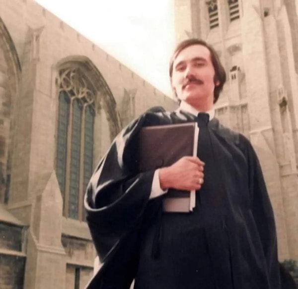 1965 yılında lise eğitimini tamamladıktan sonra Ankara Üniversitesi’nde tarih eğitimi aldı