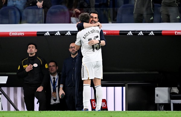 Golün ardından Arda'nın golünü sarılarak kutlayan Arbeloa da sessiz kalmadı.