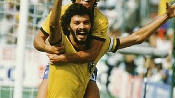 Sócrates böyle bir çağda neredeyse imkânsız bir figür gibi görünüyor.