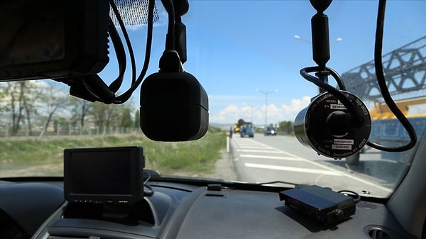 Türkiye’de artırılan trafik cezaları gündemdeyken, Kamu Denetçiliği Kurumu’ndan (KDK) emniyete ilginç bir öneri geldi.