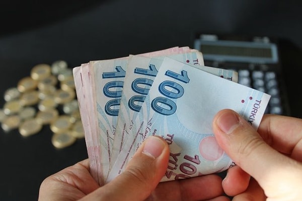 Yasal mevzuata göre işverenler, arife günü saat 13:00’ten sonra çalıştırdıkları personeline ek ödeme yapmakla yükümlü tutuluyor.