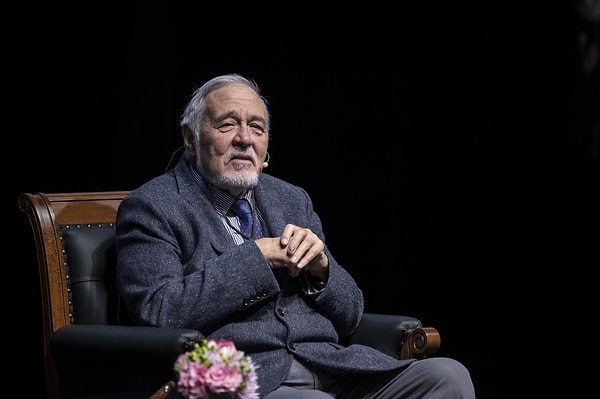 Gelibolu'ya gömülmek istediğini söylemişti: Bir vatandaş İlber Ortaylı'nın mezarı için Gelibolu'dan toprak getirdi.