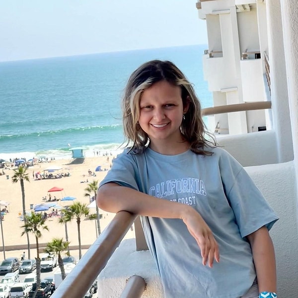 Yapılan tetkiklerde genç kadına, sinir sistemini hedef alan ve kaslarla sinirler arasındaki iletişimi durduran nadir bir hastalık olan botulizm teşhisi kondu.