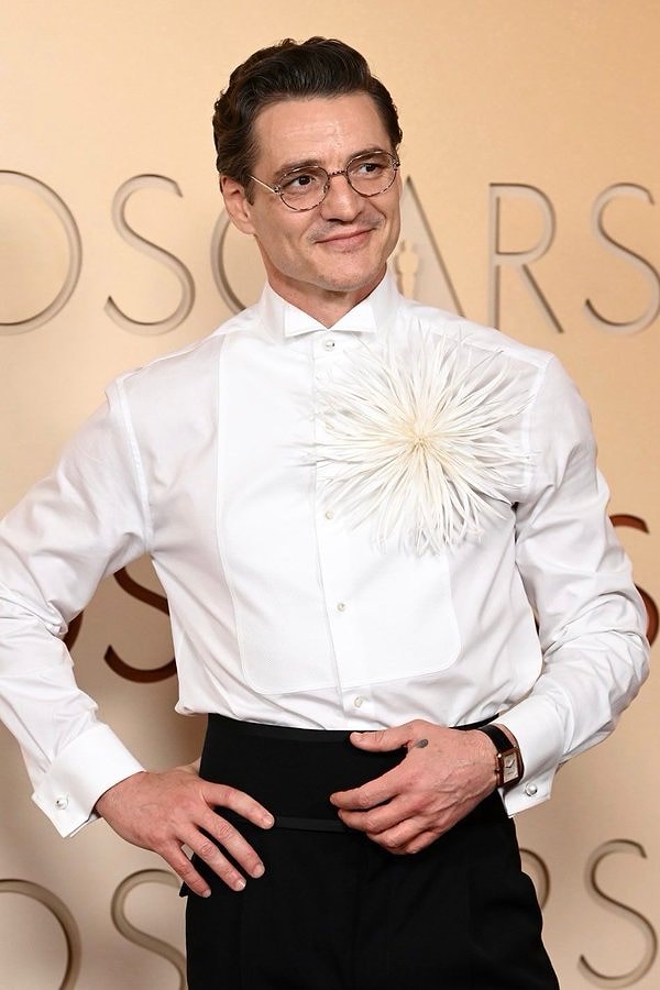 Son dönemde ise Pedro Pascal’ı yalnızca projeleriyle değil, katıldığı davetler ve kırmızı halı görünümleriyle de sık sık konuşuyoruz.