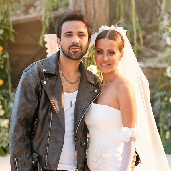 Pop müziğin güçlü seslerinden Derya Uluğ ile müzisyen sevgilisi Asil Gök, uzun yıllardır devam eden ilişkileriyle magazin dünyasının en istikrarlı çiftlerinden biri olarak gösteriliyor.