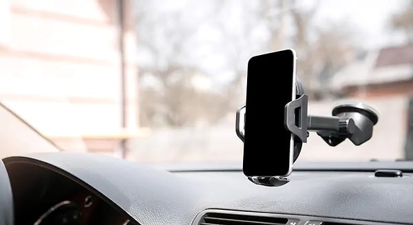 Trafikte seyir halindeyken sürücülerin dikkatini dağıtan ve görüş alanını kısıtlayan cihazlarla ilgili denetimler sıkılaştırıldı.