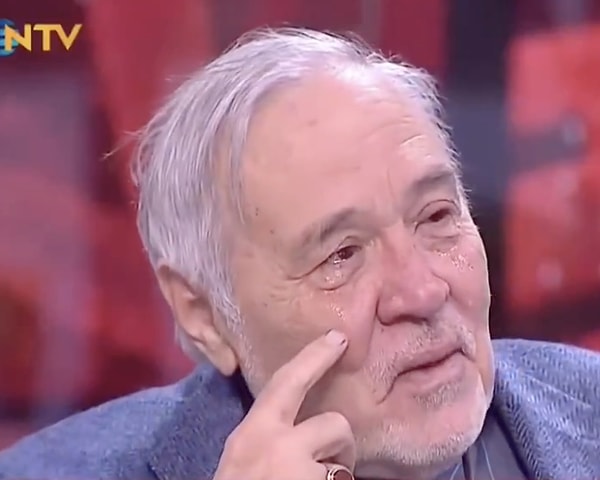 Sakin görüntüsüyle bilinen Ortaylı'nın gözyaşlarına hakim olamaması yeniden gündem oldu.