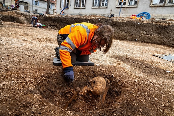 Buluntular arasında yer alan siyah taştan yapılmış bir bilezik, mezarların tarihlendirilmesi konusunda kilit bir rol oynadı. Milattan önce 300 ile 200 yılları arasına ait olduğu saptanan bu takı, definlerin Galya dönemine ait olduğunu kesinleştirdi.