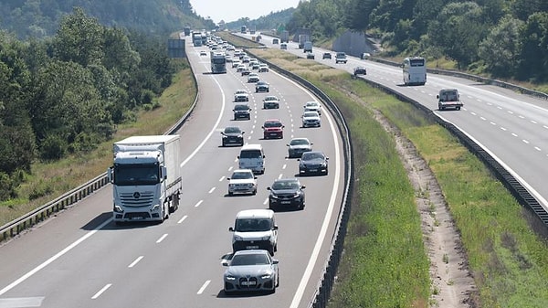 Bakanlıktan yapılan açıklamada, bayram tatili süresince özellikle büyük şehirlerden turizm bölgelerine ve diğer illere giden güzergâhlarda taşıt trafiğinin önemli ölçüde artacağının değerlendirildiği belirtildi.