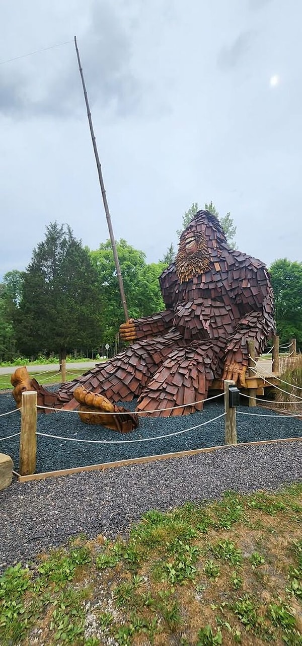 10. Indiana, French Lick'teki Patoka Lake Village kulübelerinin hemen yanında "takılan" bu devasa Sasquatch (Kocaayak) heykeli, yaklaşık 8 metre (25 feet) boyuyla bölgenin en gizemli ve devasa sakinlerinden biridir.
