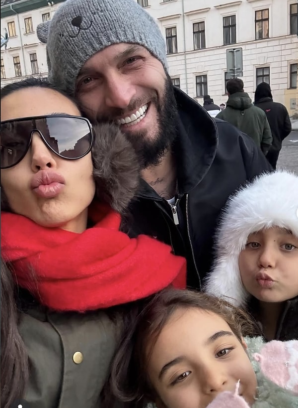 Türk pop müziğinin sevilen isimlerinden Berkay, sadece şarkılarıyla değil, aile hayatıyla da sık sık gündeme gelen isimlerden biri.