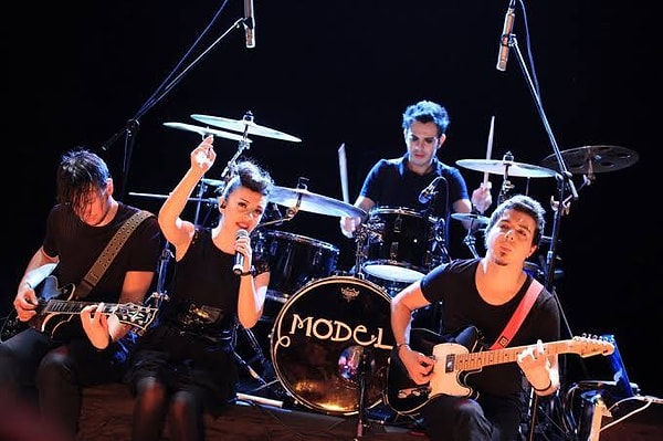 The band Model, which left an indelible mark on Turkish rock music, particularly with unforgettable songs such as "Pembe Mezarlık", "Değmesin Ellerimiz", and "Buzdan Şato", has once again captured the spotlight after many years.