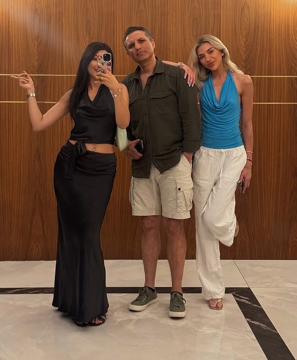 Yıllardır müzik kariyerindeki başarılarıyla adından söz ettiren Rafet El Roman, özel hayatıyla da sık sık magazin gündeminde yer aldı.