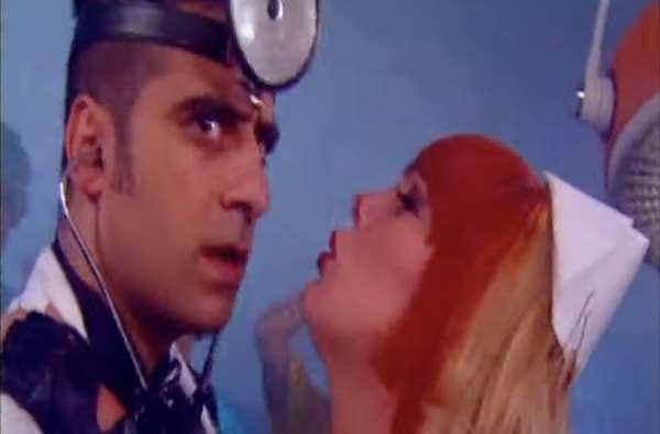 Tam da bu dönemde, Türkiye’de mizahi pop müziğin zirve yaptığı yıllarda Grup Vitamin’le kurduğu bağ, onun kariyerindeki en kritik ama en az konuşulan detaylardan biri oldu.