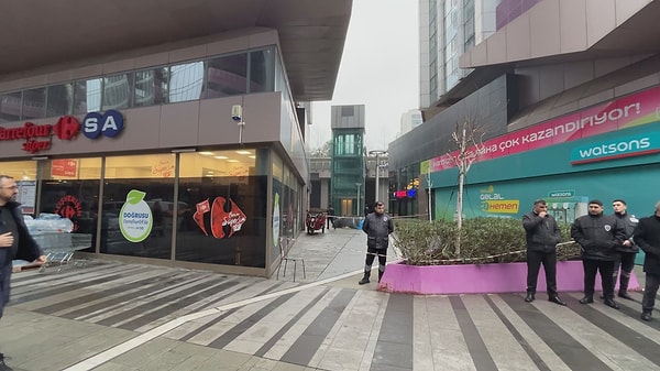 Polis ekiplerine konuşan Mevlüt Y., Köse ile birlikte yaşadıklarını ve zaman zaman bakımına yardımcı olduğunu söyledi.