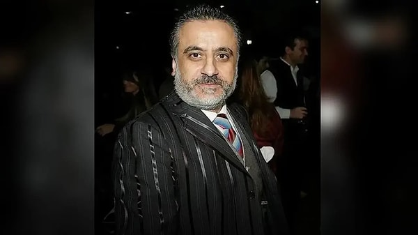 Türk müzik sektörünün en tartışmalı ama bir o kadar da etkili isimlerinden biri olan Erol Köse, yıllarca hem yaptığı çıkışlarla hem de sektörde gündemden düşmeyen bir figür oldu.