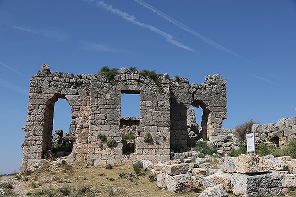 Bizans döneminde piskoposluk merkezi olarak önemini sürdüren kent, Türklerin bölgeye gelişiyle birlikte "Karahisar-ı Teke" adını almıştır.