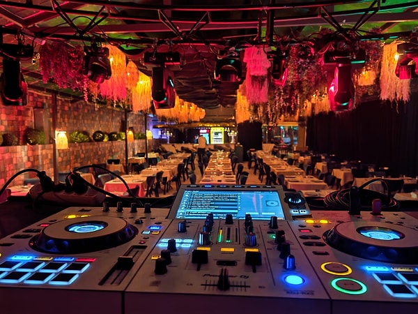 Yeni Nesil Meyhanede Menü Rehberi: Ne Yemeli, Ne İçmeli?