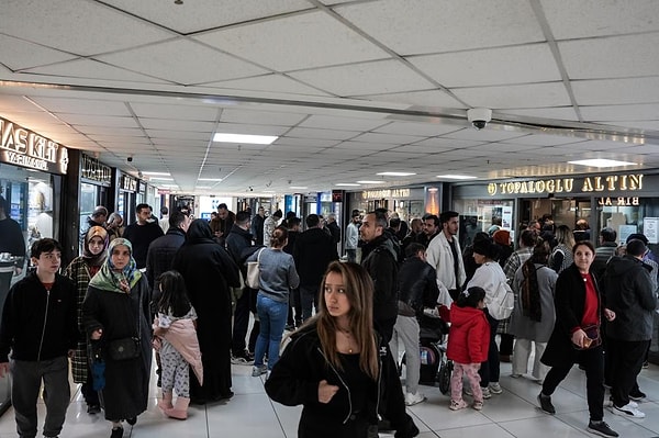 Altın fiyatlarında yaşanan düşüş, İstanbul'da vatandaşları harekete geçirdi. Özellikle Kuyumcukent'te yoğunluk yaşanırken, gram altın tükendi.