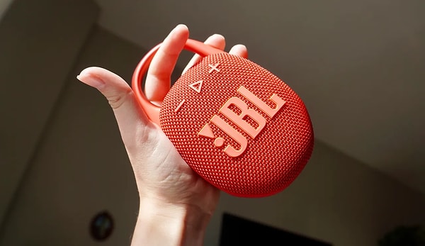 Günlük kullanımda en çok işe yarayan ürünlerden biri olan taşınabilir JBL Clip 5 Bluetooth Hoparlör ödül listesinde.