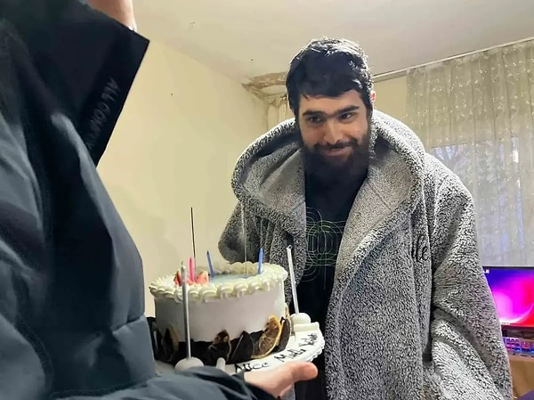 25. yaşına bilgisayar başında giren genç için sürpriz kutlama yapıldı.