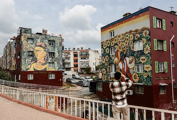 Toroslar Belediyesi tarafından başlatılan cephe düzenleme çalışmaları kapsamında, Akbelen ve Güneykent mahallelerindeki eski ve yıpranmış binalar adeta yeniden hayat buldu.