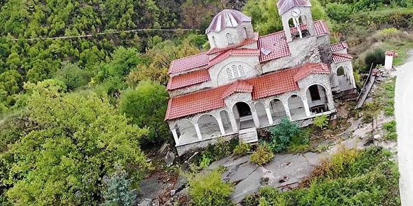 Yaşanan felaketin ardından köyde yaşayan birçok kişi evlerini terk etmek zorunda kalmış.