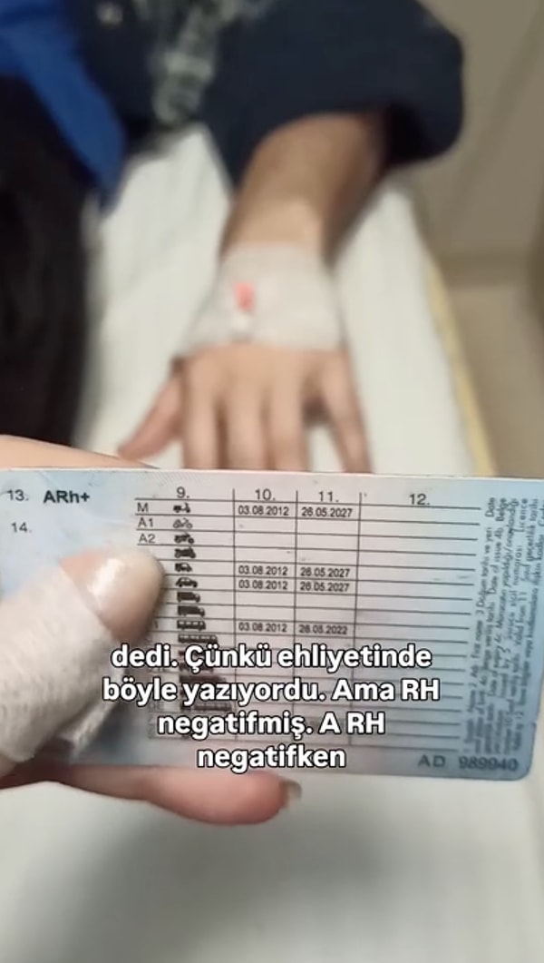 Ameliyat öncesi kontrolleri sırasında sağlık ekiplerinin kan grubunu sorması üzerine, hasta ve eşi kendinden emin bir şekilde "pozitif" cevabını vererek ehliyetlerini gösterdi.