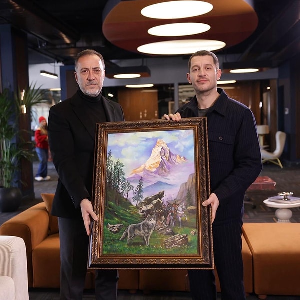 Aradan geçen sürenin ardından söz konusu hediye olan “Bozkurt” tablosu sete ulaştı.