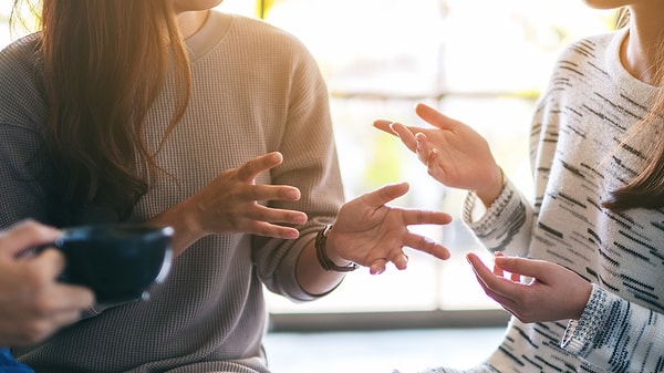 Hızlı konuşmanın kökeni bazen çocukluk dönemine kadar uzanabilir.