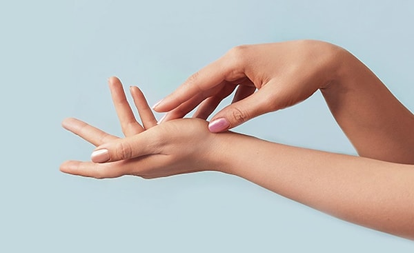 4. Tırnakların, hafifçe bastırıldığında hızla pembeleşmesi.