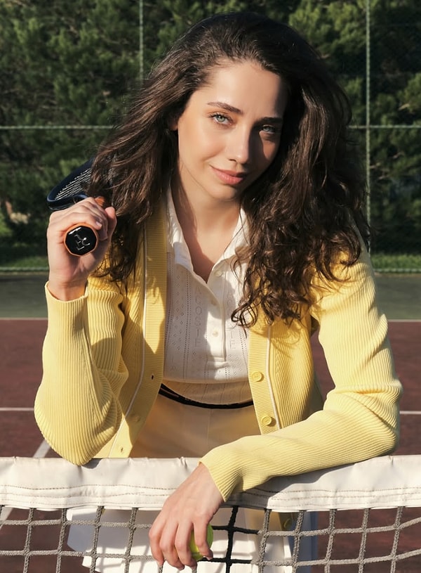 Son dönemin dikkat çeken oyuncularından Özge Özacar, yer aldığı projelerle adım adım yükselen isimlerden biri oldu.