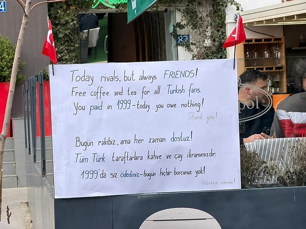 Bir kafede ise İngilizce ve Türkçe şu yazı asıldı.