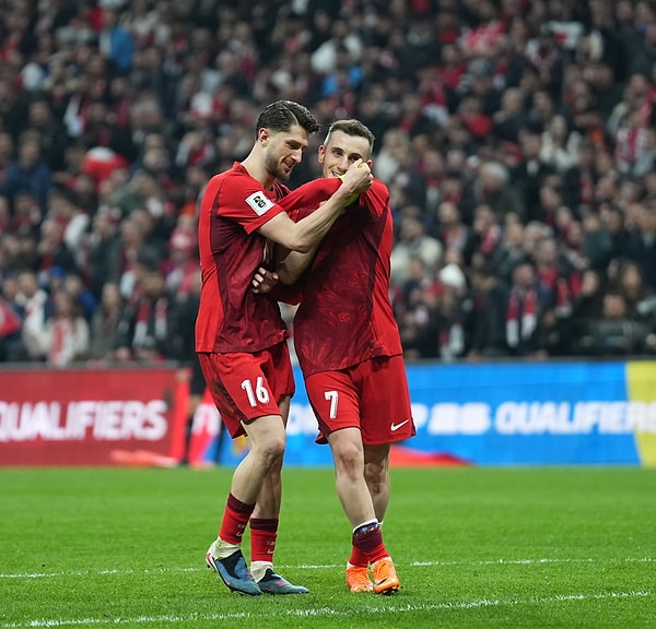 İki takım da ilk dakikalarda topu kontrol etmeye çalışıyor.