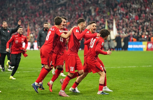 Maçtaki ilk tehlike Milli Takımımızdan…