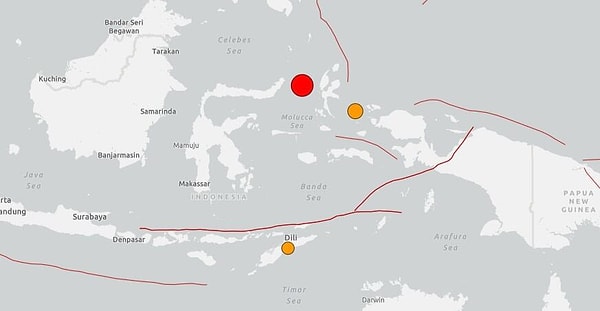Endonezya güne büyük bir depremle uyandı. Yerel saatle 06.48’de Ternate kenti açıklarında 7.4 büyüklüğünde deprem meydana geldi.