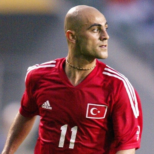 Hasan Şaş kolyeyi hediye etmek istiyor.