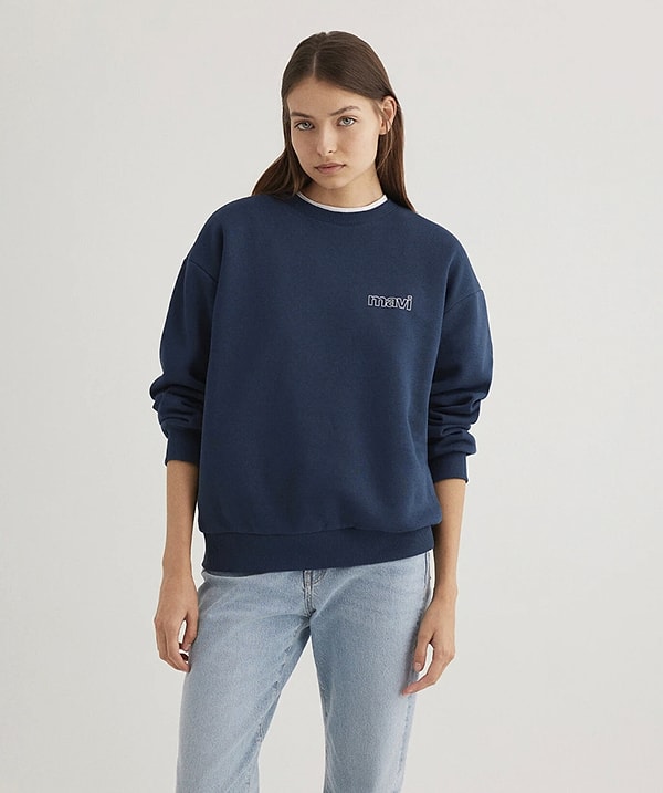Mavi kalitesi ve ikonik logo baskısıyla lacivert sweatshirt, %20'ye varan indirimlerle listemizde.