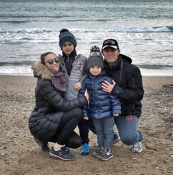 Türk pop müziğinin yıllardır zirvedeki isimlerinden biri olan Mustafa Sandal, sadece hit şarkılarıyla değil özel hayatıyla da zaman zaman gündeme geliyor.