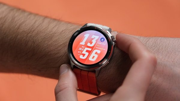 Şehrin stil ikonu: Kombinin yıldızı olan akıllı saat!