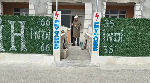 Allah tarafından tebliğ yapıldığını iddia etti.