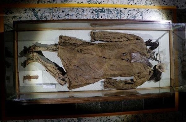 Taşkale köyü yakınlarında bulunan Manazan Mağaraları’ndan çıkarılan genç kadının, Bizans dönemine ait olduğu ve yaklaşık 1400-1500 yıllık geçmişe sahip olduğu değerlendiriliyor.